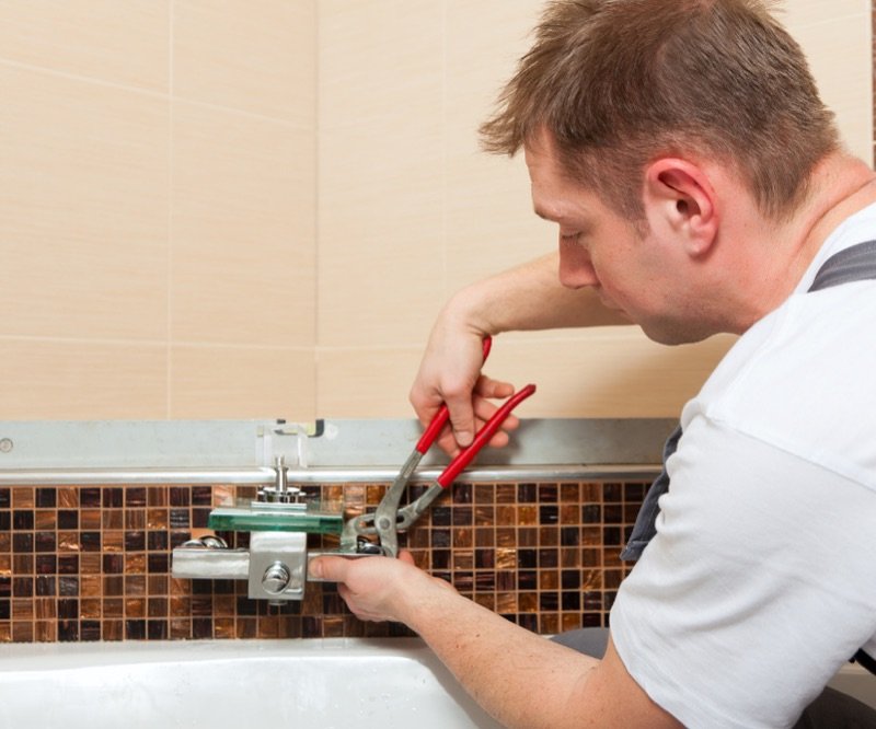 Sanitärinstallation – Montage einer Armatur im Badezimmer